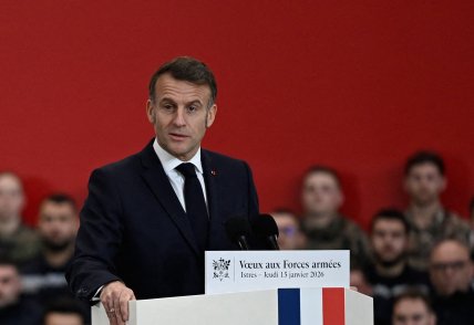 Еммануель Макрон з почервонілим оком