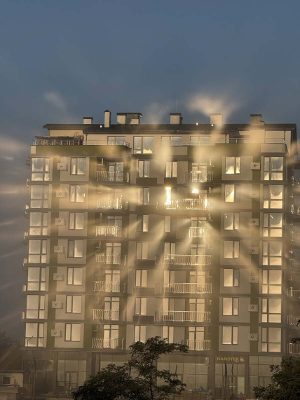 Дом в солнечных лучах
