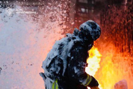 Рятувальники гасять пожежу у Чернігові через російський удар