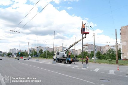 На остановках в Запорожье устанавливают антидроновые сетки. Фото: ОВА