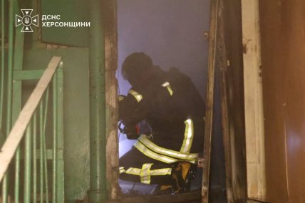 Ліквідація наслідків ворожого удару у Херсоні. Фото: ДСНС України