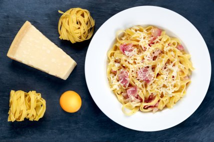 Тальятелле с беконом и пастернаком