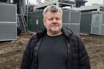 Техдиректор КП "Житомиртеплокомуненерго" на фоні когенераційних установок / Суспільне Житомир/
