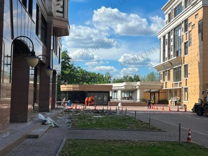 Комунальники вже прибирають наслідки атаки