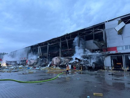 Последствия ракетного удара по терминалу Новой почты в Киеве 15 июня 2026