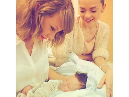 Тейлор Свифт недавно стала крестной мамой