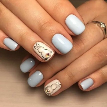 Маникюр с зайкой на голубой основе