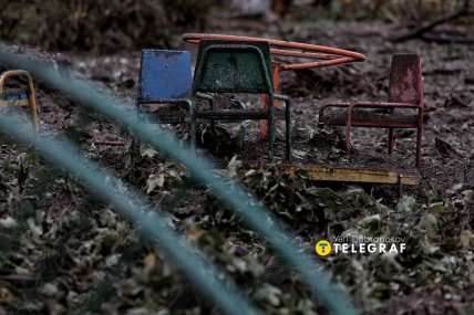 Стан дитячого майданчика після потрапляння ракети поруч /Ян Доброносов, "Телеграф"