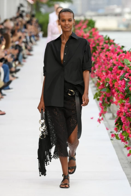 стильний лук з мереживною спідницею