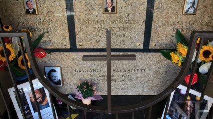 Могила Лучано Паваротти