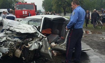 На Закарпатье легковушка столкнулась с грузовым авто, есть погибший