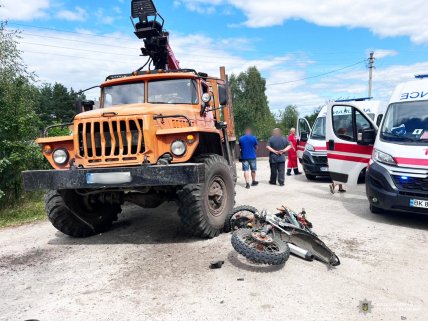 Водій мотоцикла врізався у вантажівку на Рівненщині