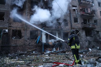 Ліквідація наслідків ворожого удару у Херсоні. Фото: ДСНС України