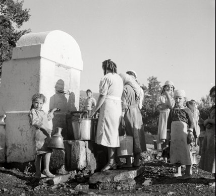 Кримські татари за рік до депортації. Окупований Крим, 1943 рік. Фото Герберта Ліста