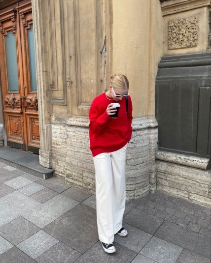 Образ з червоним акцентом