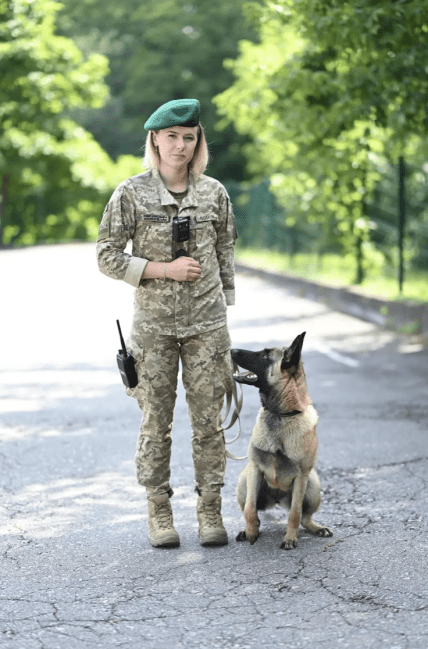 Прикордонниця з собакою