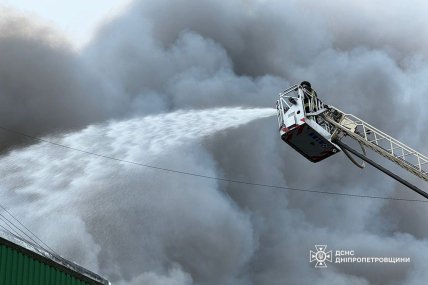 Дым после удара РФ по Днепру 6.12.2025