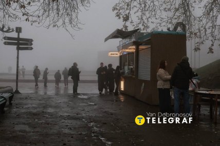 Улицы города освещают лишь некоторые витрины
