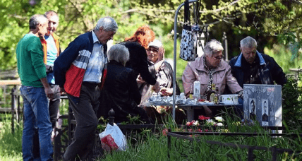 Великдень на кладовищі