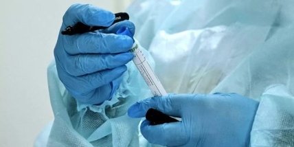 лаборант в лаборатории