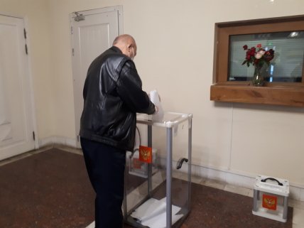 Илья Кива на избирательном участке №8298 в посольстве РФ