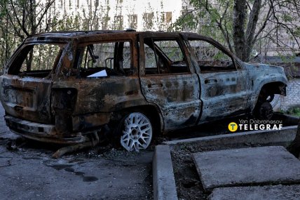 На вулицях багато авто, що згоріли