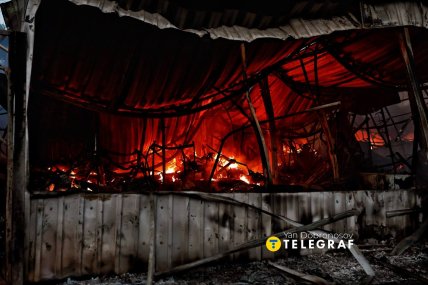 Рятувальники працюють на місці пожежі біля метро Почайна