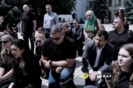 В знак уважения люди становились на колени