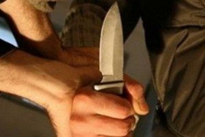 В Киеве мужчина с ножом напал на продавца магазина