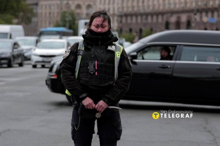 Рух в центрі міста зупинився на знак поваги до Вікторії