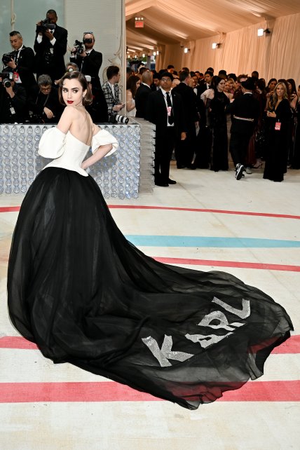 Лілі Коллінз на Met Gala 2023