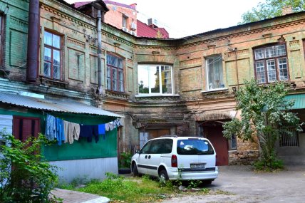 Старі будинки на Подолі влітку