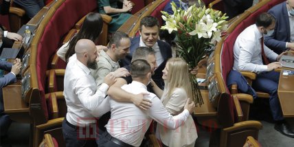 Юлия Гришина из Слуги народа празднует день рождения – коллеги поздравили ее шикарными букетами