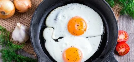 Необычная яичница с чесноком
