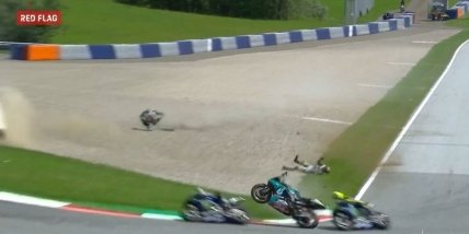 Валентино Росси чудом избежал столкновения с двумя неуправляемыми мотоциклами