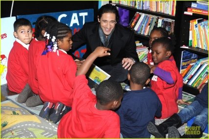 Эдриан Броуди в роли Санта Клауса - изображение №1