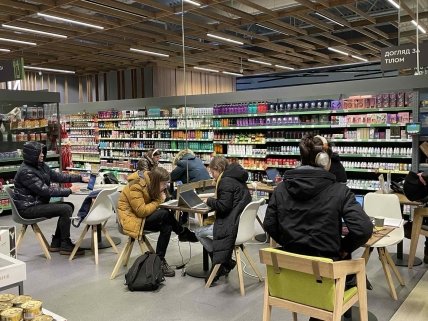Молодые люди в магазине Novus