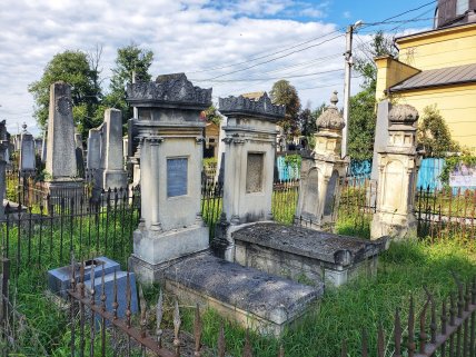 Надгробия на Еврейском кладбище в Черновцах