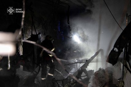 Спасатели работают в поврежденном российским дроном медучреждении в Киеве