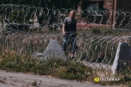 Колючий дріт та зуби дракона у Краматорську. Фото Ян Доброносов