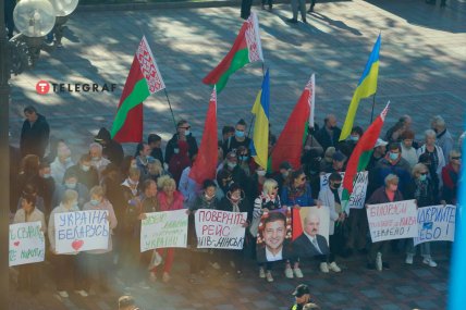 В руках у мітингувальників портрети Володимира Зеленського та Олександра Лукашенка