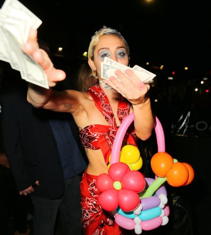 Майли Сайрус обезумела: звезда печатает доллары со своим изображением