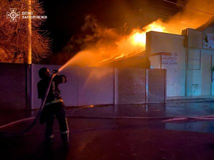 Робота рятувальників у Запоріжжі на місці удару Росії 25.11.2025