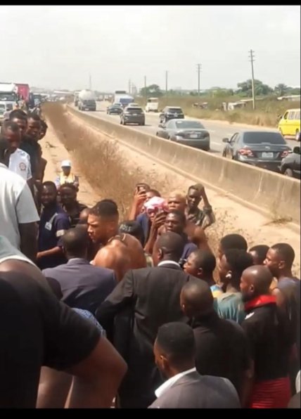 Энтони Джошуа после того, как его вытянули из машины