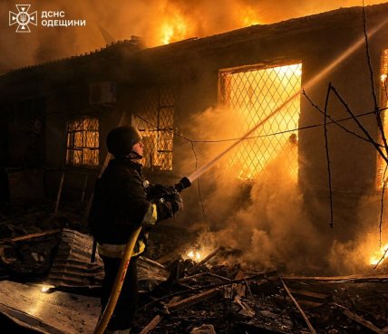 Пожар в Одесской области из-за российских обстрелов 2.05.2026