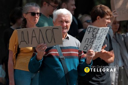 Мужчина выступает за диалог с властью на митинге в поддержку Федорова