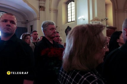 Петро та Марина Порошенки на прощанні з Степаном Кубівим