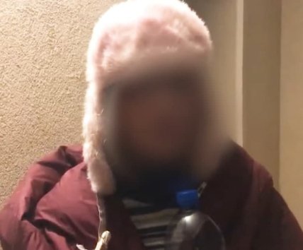 Потерпевшая от насилия, лицо заблюрено