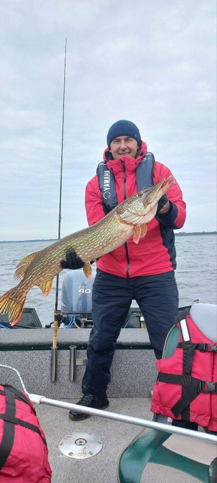 Большую щуку поймали в Киевском водохранилище