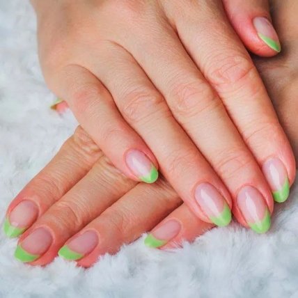 Французский маникюр с ярким акцентом